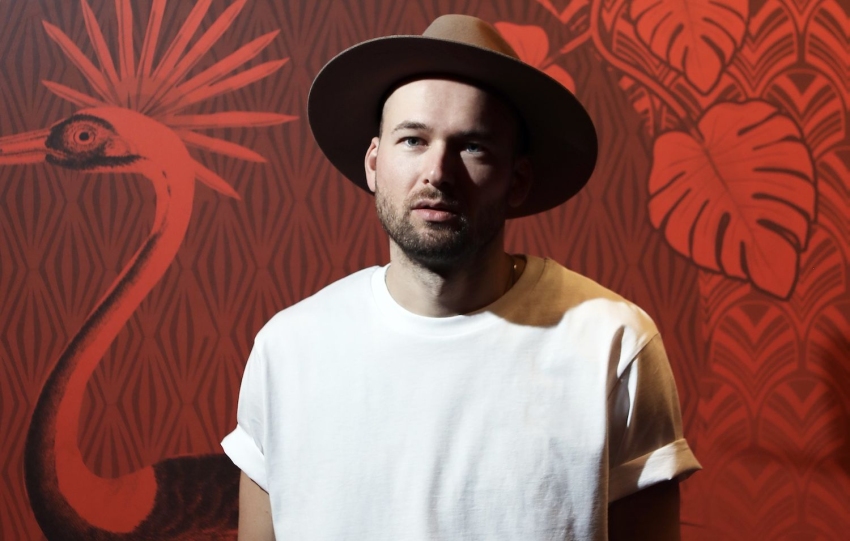 MONOLINK CHANNELS THE BLUES WITH NEW TWO-TRACK EP RUNNING / WHITE WALLS