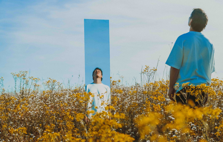 Aalson delivers 'World Of Reflections' single and music video