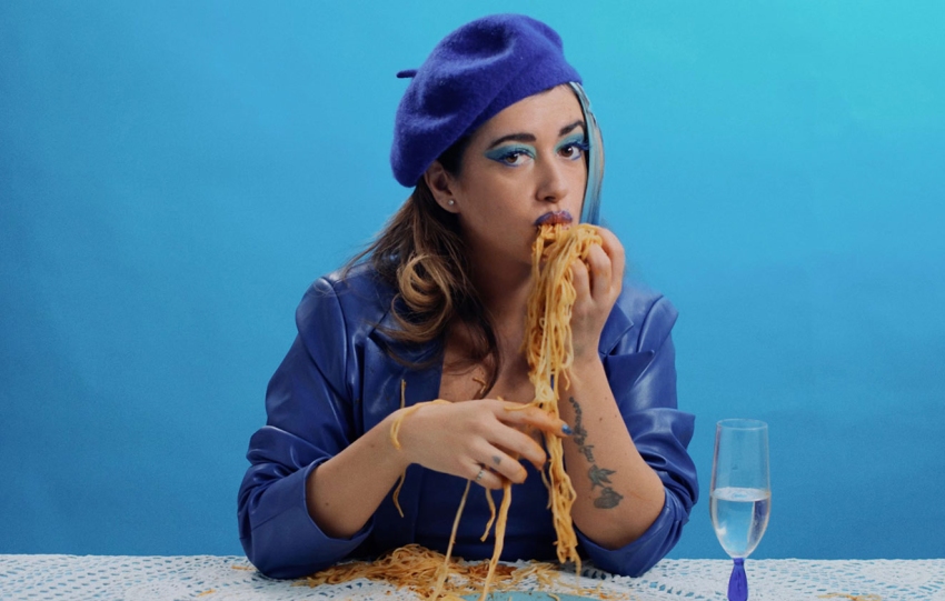 Malaga native Julia Martín releases the music video for "Lo que no hago nunca"