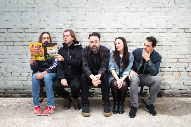 Granada-based Tremendo Pinkman return with “Traspasando las Paredes,” the first preview of their upcoming album.