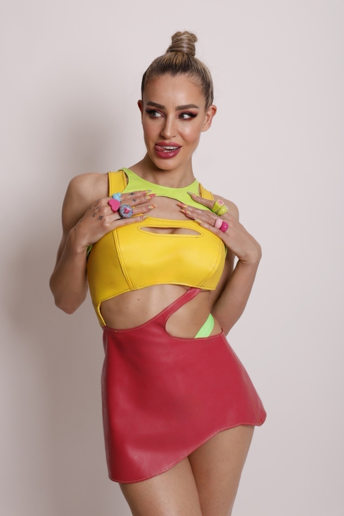 Sofía Cristo, Essie de Vall and Seiken present ‘Wrong From Right’ 3 Sofía Cristo, Essie de Vall and Seiken present ‘Wrong From Right’