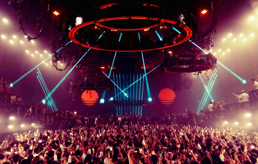 Dive into the Electronic Fantasy of Paradise at [UNVRS]
