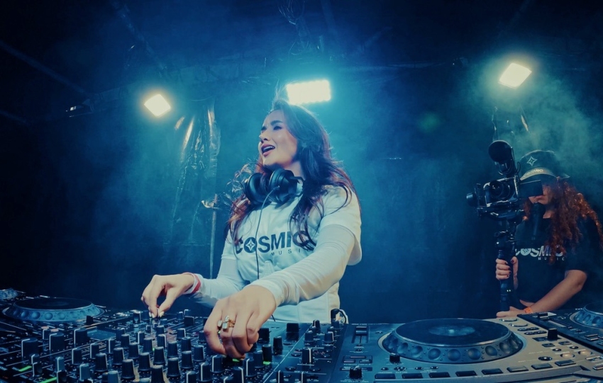 Linda Lenor Creates Her Own Melodic & DNB Sound with “Hey You”