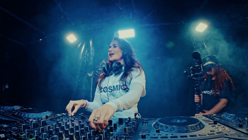 Linda Lenor Creates Her Own Melodic & DNB Sound with “Hey You”